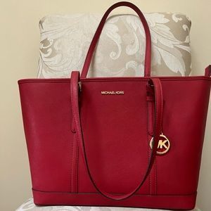 Michael Kors Jet Set travel large Saffiano.